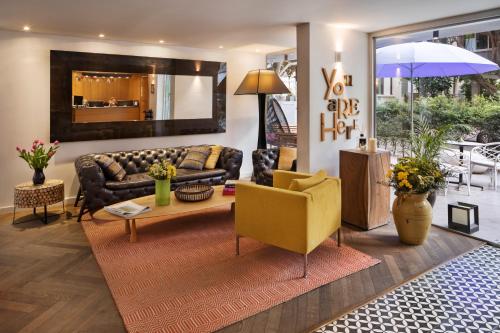 un soggiorno con divano e tavolo di Shenkin Hotel a Tel Aviv