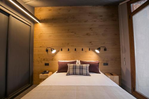  Hotel Xalet Montana -  Room  picture :   Shower    Safety deposit box    TV                           