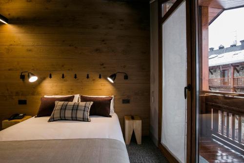  Hotel Xalet Montana -  Room  picture :   Shower    Safety deposit box    TV                           