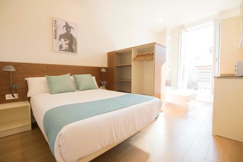 - une chambre avec un grand lit dans l'établissement Opera Apartments - Alameda, à Séville