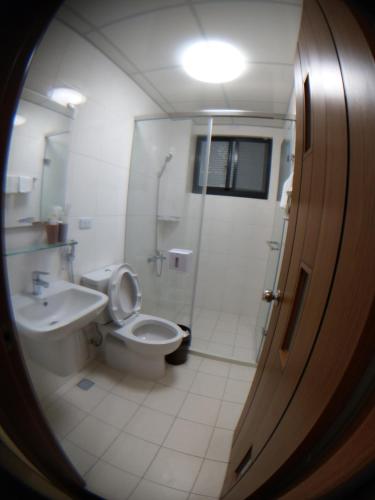 ein Badezimmer mit Toilette, Waschbecken und Dusche in der Unterkunft Lan-inn in Yujing
