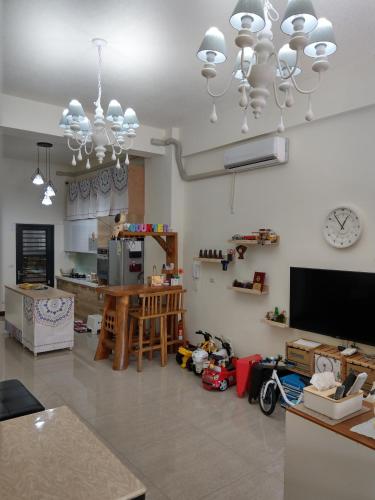 ein Wohnzimmer mit einer Küche und einem TV in der Unterkunft Lan-inn in Yujing