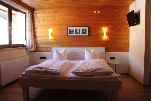 A bed or beds in a room at Katharinahof Ferienpension