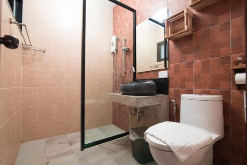 A bathroom at Gordnuea Boutique House- SHA Extra Plus