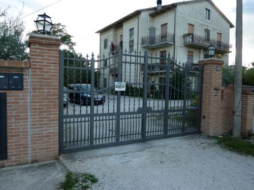 una puerta de hierro forjado frente a una casa en L'Ortolano Apartments, en Spoleto