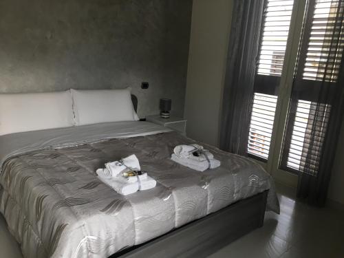 a bedroom with a bed with towels on it at B&B Vittorio Emanuele in Licata