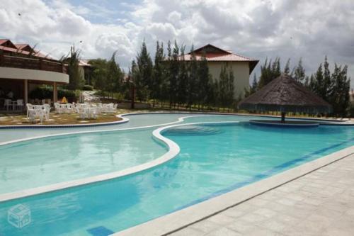 格雷夫森德的住宿－FLATS MONTE CASTELO GRAVATÁ - Com Wi-Fi，一座带大楼的度假村内的大型游泳池