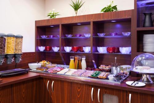 un buffet con mucha comida en un mostrador en Comfort Hotel Orléans Olivet Provinces, en Olivet