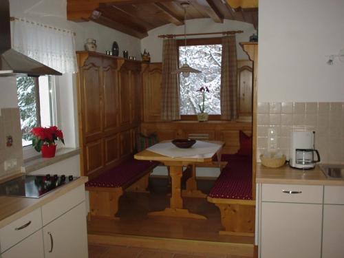 グライナウにあるLandhaus Waldrebeの部屋の中央にテーブル付きのキッチン