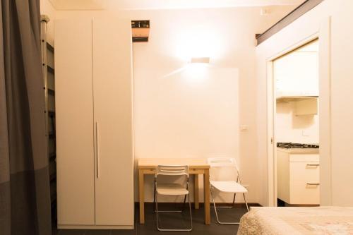 トリノにあるAzzurroのテーブルと椅子2脚が備わる小さな客室です。