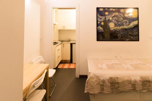 トリノにあるAzzurroのベッドとキッチン付きの小さな部屋