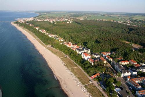 an aerial view of a beach next to the water at Am Weststrand Aparthotel Kühlungsborn in Kühlungsborn