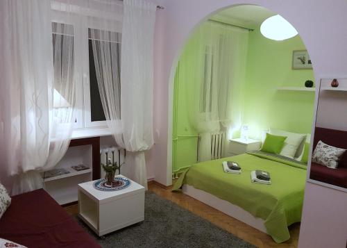 Dormitorio verde con cama y sofá en A.G - Apartamenty Warsaw Center, en Varsovia