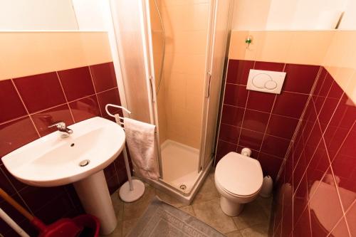 ein Bad mit einem Waschbecken, einem WC und einer Dusche in der Unterkunft Mono Verde in Turin