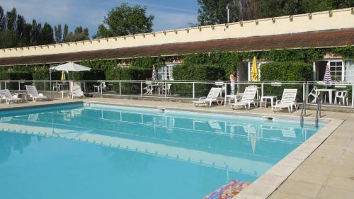 Piscina de la sau aproape de Hôtel Acostel