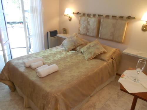 a bedroom with a large bed with two towels on it at Locaciones Colón in Colón