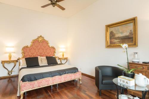 ein Schlafzimmer mit einem Bett und einem Stuhl in der Unterkunft Cristina Rossi Bed&Breakfast in Bologna