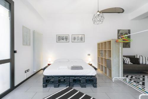 ミラノにあるPrimoPiano - Belinzaghiのベッドルーム(ベッド1台、ソファ付)