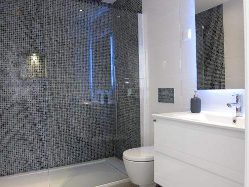 W łazience znajduje się prysznic, toaleta i umywalka. w obiekcie Quarteira Paul Harris Apartment w mieście Quarteira