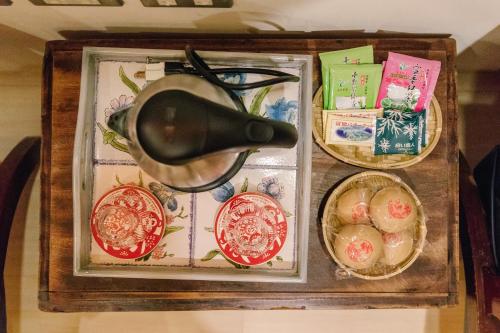 a table with plates and a lamp in a wooden frame at 84 In Tainan in Tainan
