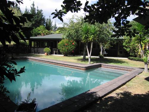 a swimming pool in the yard of a house at Thorold Country House in Thames