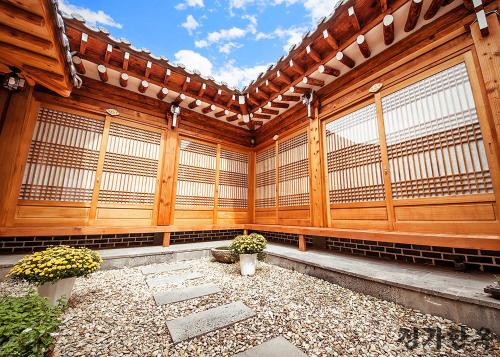 全州市にあるJeongga Hanokの木の壁と窓がある大きな木造の建物