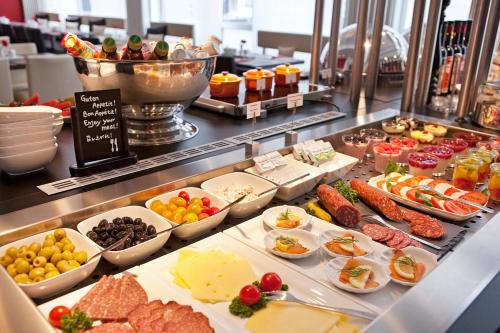 een buffet lijn met veel verschillende soorten eten bij Boardinghouse Düsseldorf in Düsseldorf