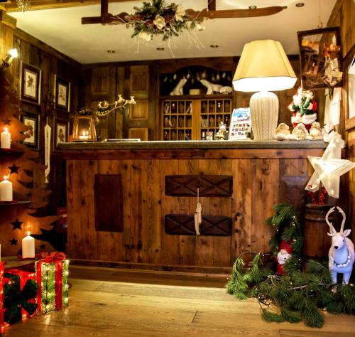 a room with a counter with christmas presents and a lamp at Hotel Chalet La Meridiana in Saint-Pierre