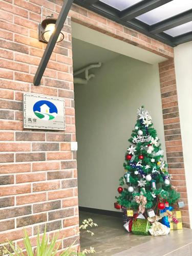 a christmas tree in the entry way of a building at Simple Life in Yuli