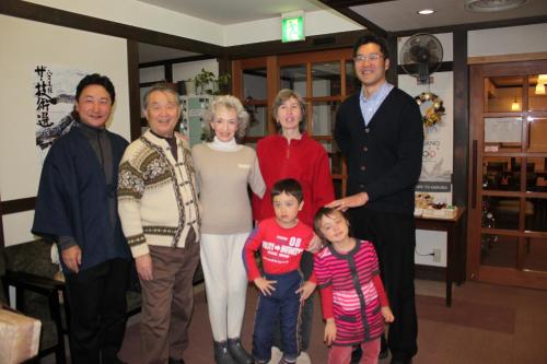 Οικογένεια που μένει στο Hakuba Yamano Hotel