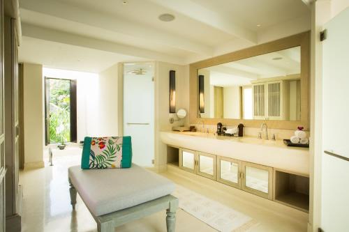 Postel nebo postele na pokoji v ubytování Anantara Mai Khao Phuket Villas