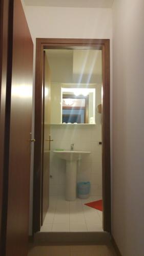 La salle de bains est pourvue d'un lavabo et d'un miroir. dans l'établissement Dreon B&B, à Portogruaro