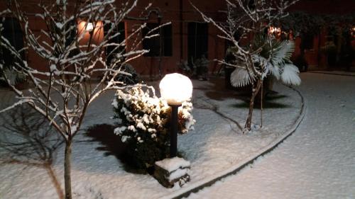 a light in a yard covered in snow at Dreon B&B in Portogruaro