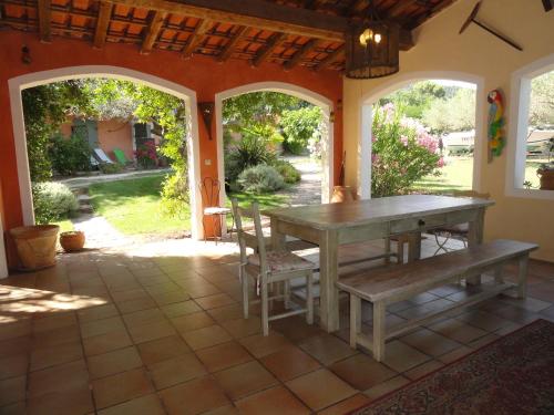 Kawasan patio atau luaran di Le Mas des Oliviers