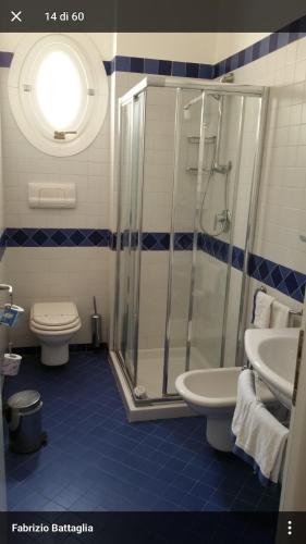 ファヴィニャーナにあるCala la Lunaのバスルーム(シャワー、トイレ、シンク付)