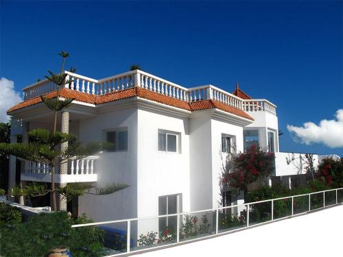 un edificio blanco con balcón en la parte superior en Villa Sur La Plage en Oualidia