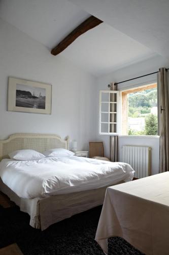 une chambre avec deux lits et une fenêtre dans l'établissement Villa Saint Paul, à Saint-Paul-de-Vence