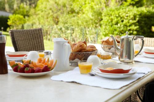 - une table avec de la nourriture et des fruits dans l'établissement Villa Saint Paul, à Saint-Paul-de-Vence