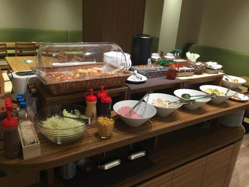 un buffet avec différents types de nourriture sur une table dans l'établissement Hotel Crown Hills Onahama, à Iwaki