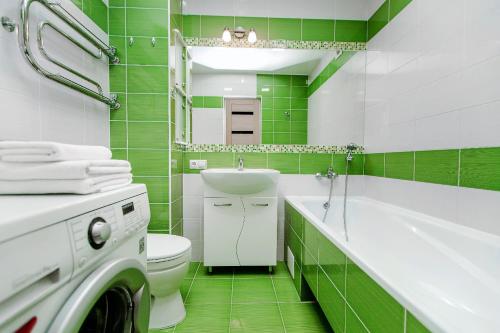 トリヤッチにあるКВАРТИРНОЕ БЮРО Апартаменты на Кудашева 110の緑と白のバスルーム(トイレ、シンク付)