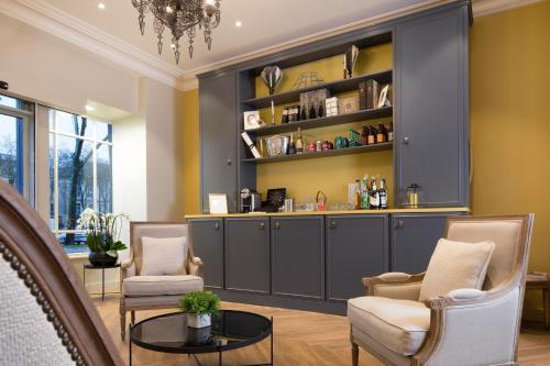 a waiting room with two chairs and a table at A l'Hôtel Des Roys in Versailles