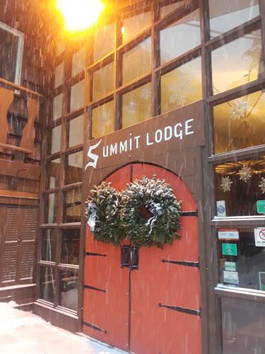 Muka bangunan atau pintu masuk Summit Lodge