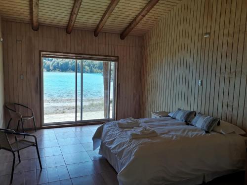 Schlafzimmer mit einem großen Bett und Meerblick in der Unterkunft Patagonia 47g in Aldana