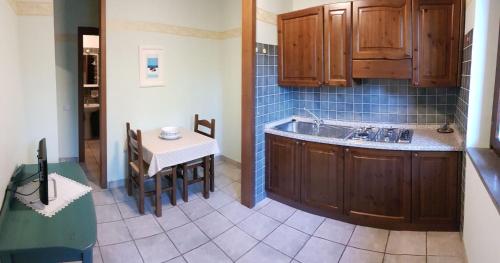 A kitchen or kitchenette at Residence Costamartino