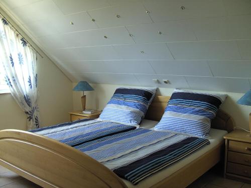 Un pat sau paturi într-o cameră la ferienwohnung-land