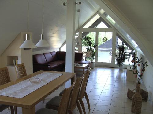 sala de estar con mesa y sofá en ferienwohnung-land en Sankt Ingbert