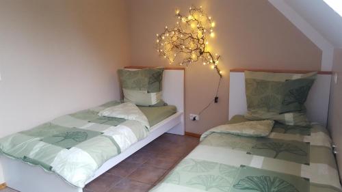 Een bed of bedden in een kamer bij Ferienwohnung Kirchhellen "Lepper Eck"