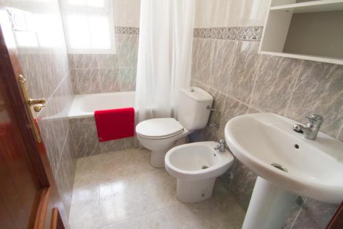 アルガロボ・コスタにあるAura Apartment Playaのバスルーム(トイレ、洗面台付)