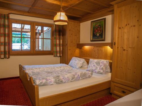 a bedroom with a bed and a window at Appartements Stadlerhof in Kramsach