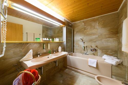 Koupelna v ubytování Hotel Bergheimat
